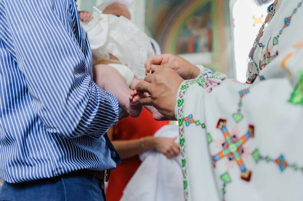 Μυστήριο του βαπτίσματος ο ιερέας βαπτίζει το παιδί με το χρίσμα — Φωτογραφία Αρχείου