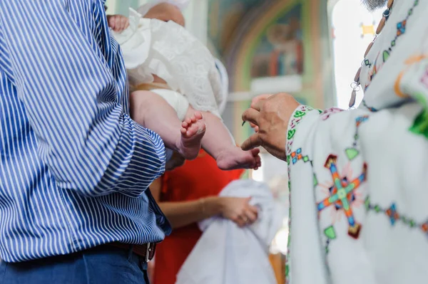 Sacramento del battesimo il sacerdote battezza il bambino con l'unzione — Foto Stock