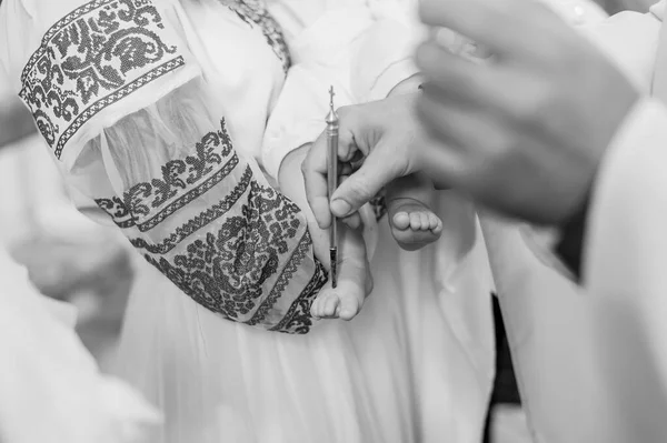 Sacrament van de doop doopt de priester het kind met de zalving — Stockfoto