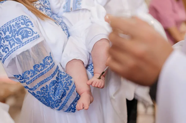 Svátost křtu Kněz křtí dítě pomazáním — Stock fotografie