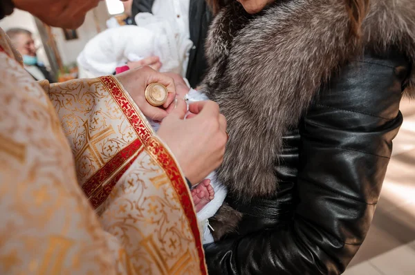 Sakrament chrztu kapłan chrzci dziecko namaszczeniem — Zdjęcie stockowe