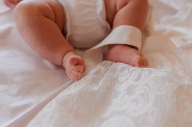 Çocuğun ayaklarının yakın plan çekimleri.