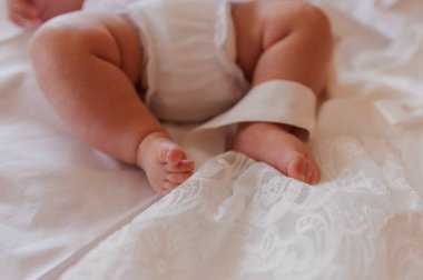 Çocuğun ayaklarının yakın plan çekimleri.