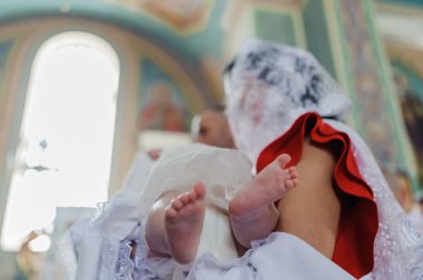 Küçük bebek ayaklı bebek annesinin kolunda