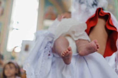 Küçük bebek ayaklı bebek annesinin kolunda