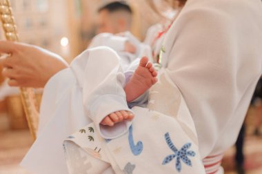 Anne kolunda küçük bebek ayakları