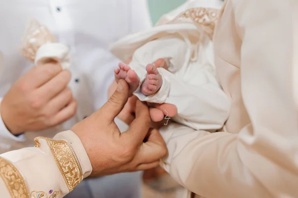 Svátost Křtu Kněz Křtí Dítě Pomazáním — Stock fotografie