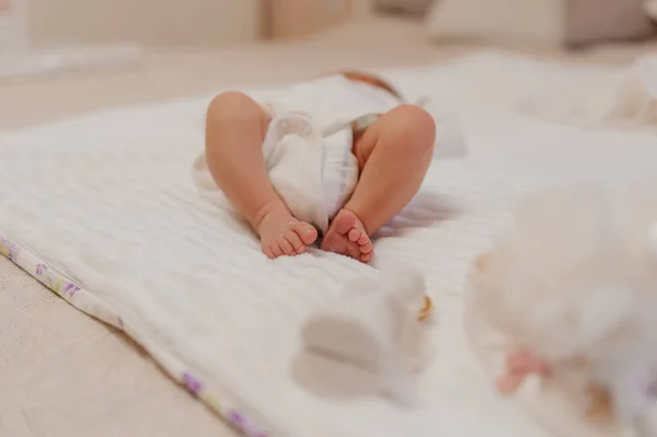 Yataktaki çocuğun bacaklarını kapat.