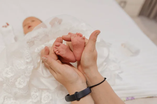 Ruce Tvoří Rámeček Srdce Pro Malé Nožičky Svého Novorozence — Stock fotografie