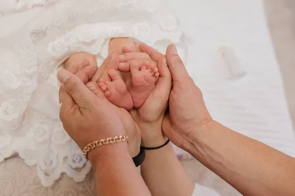 彼女の新生児の小さな足のための心臓フレームを形成する手 — ストック写真