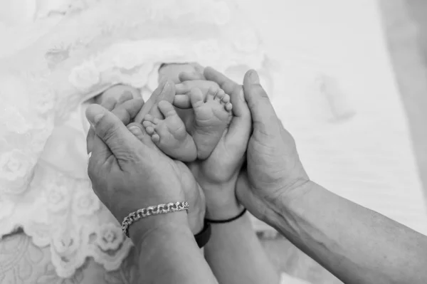 Hands Forming Heart Frame Tiny Feet Her Newborn Baby — Stock Photo, Image