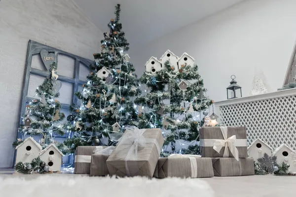 クリスマスツリー上のクリスマスのクリスマスと新年の休日の装飾 — ストック写真