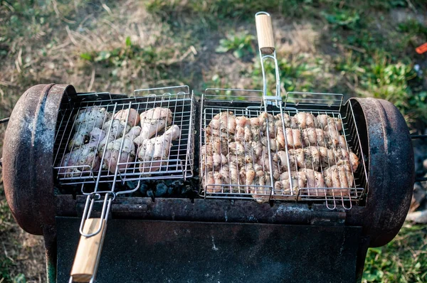 Ψητό Κρέας Σουβλάκια Κοτόπουλο Κάτοχος Του Κρέατος Πάνω Από Φωτιά — Φωτογραφία Αρχείου
