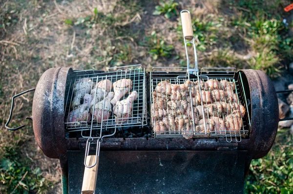 焼き肉串焼き火の上の肉のホルダーはチャコールを焼き — ストック写真