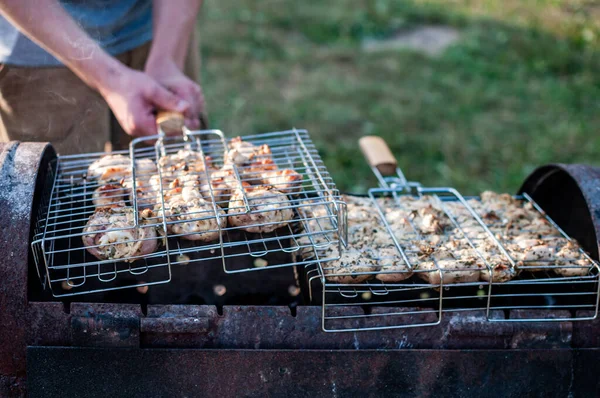 Grillowane Mięso Szaszłyki Kurczaka Posiadacz Mięsa Nad Ogniem Spalony Churcoal — Zdjęcie stockowe