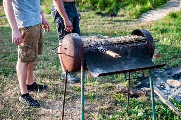 Grillowane Mięso Szaszłyki Kurczaka Posiadacz Mięsa Nad Ogniem Spalony Churcoal — Zdjęcie stockowe