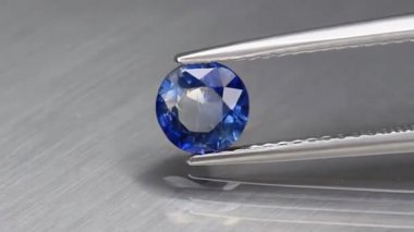 Cımbızda doğal mavi safir taşı
