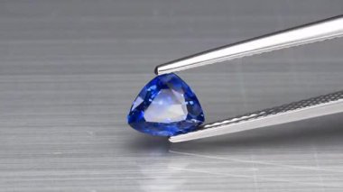 Cımbızda doğal mavi safir taşı