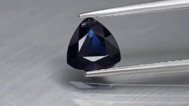 Cımbızda doğal mavi safir taşı