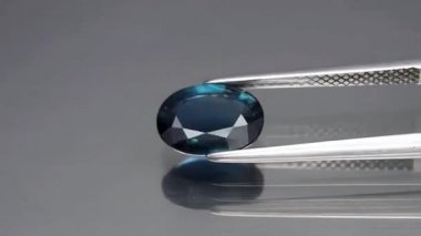 Cımbızda doğal mavi safir taşı