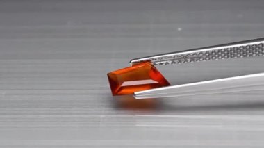 Dönen masada doğal rodolit taşı var.