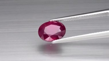 Dönen masada doğal rodolit taşı var.