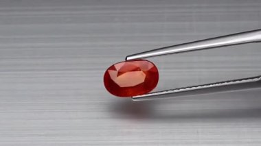 Dönüş masasında doğal spessartite taşı.