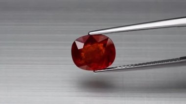 Dönüş masasında doğal spessartite taşı.