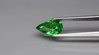 Dönen masanın üzerinde doğal yeşil bir taş var.