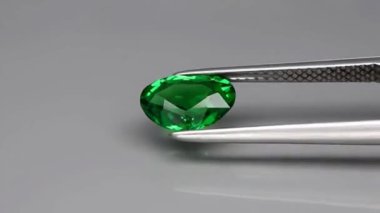 Dönen masanın üzerinde doğal yeşil bir taş var.