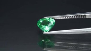 Dönen masanın üzerinde doğal yeşil bir taş var.