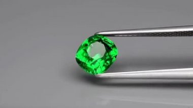 Dönen masanın üzerinde doğal yeşil bir taş var.