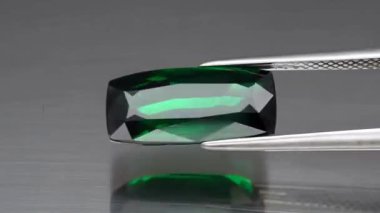 Dönen masanın üzerinde doğal yeşil bir taş var.