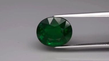 Dönen masanın üzerinde doğal yeşil bir taş var.