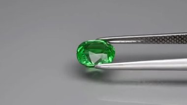 Dönen masanın üzerinde doğal yeşil bir taş var.