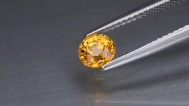 Cımbızda doğal sarı safir taşı