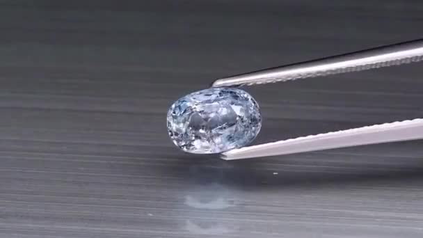 Pedra preciosa de safira azul natural nas pinças — Vídeo de Stock
