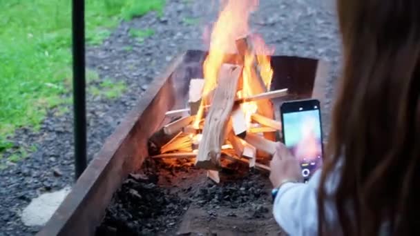 Chica tomar foto de fuego brasero en el teléfono móvil — Vídeos de Stock