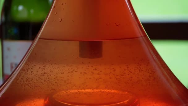 Luchtbellen in water gorgelen in oranje hookah kolf — Stockvideo