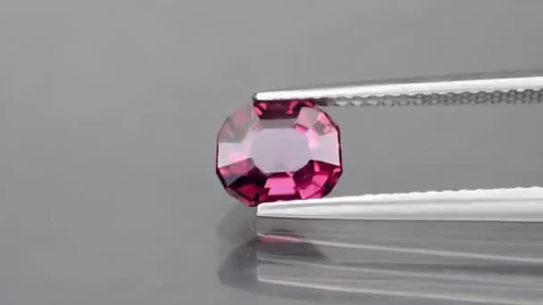 Natural rhodolite garnet on the turning table — Stock Video