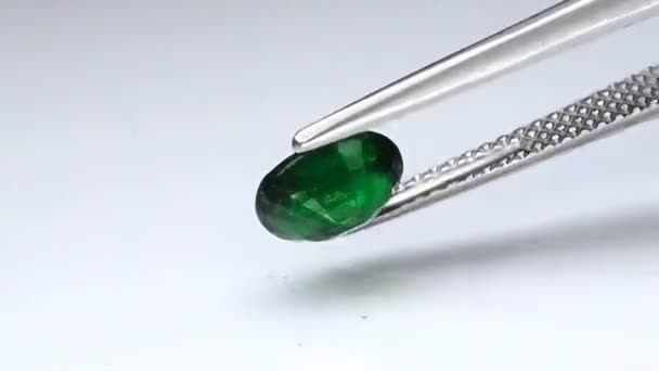 Garnet hijau alami tsavorite di meja putar — Stok Video