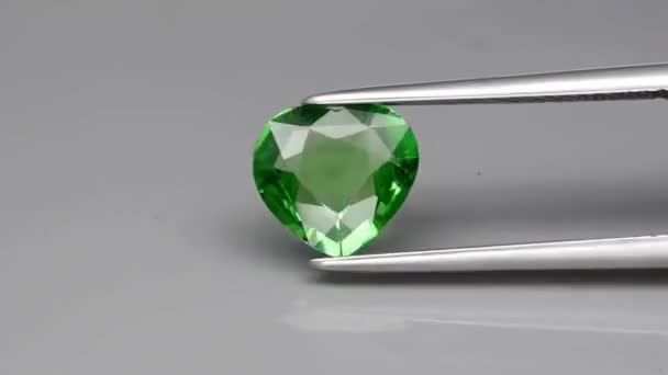 Přírodní tsavoritový zelený granát na otočném stole — Stock video