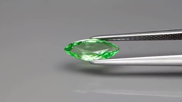 Natural tsavorite granada verde na mesa de viragem — Vídeo de Stock