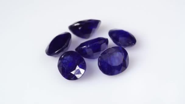 Piedra preciosa de zafiro azul natural en la mesa giratoria — Vídeos de Stock