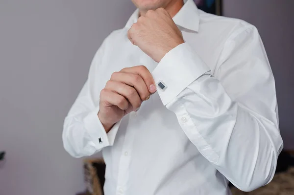 Man fastening a cuff-link on the shirt. Groom fastens cufflinks on the shirt — Stockfoto