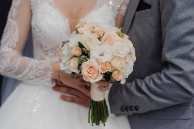 Düğün buketi damadın ellerinde