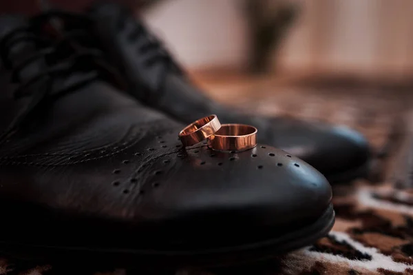 Grooms Set Butterfly Shoes Belts Cufflinks Wedding Rings Men Accessories — Stockfoto