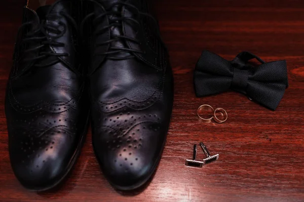 Γαμπροί σετ παπούτσια πεταλούδα ζώνες μανικετόκουμπα δαχτυλίδια γάμου άνδρες εξαρτήματα — Φωτογραφία Αρχείου