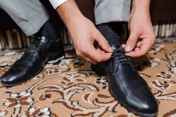 Een man draagt zwarte schoenen in close-up — Stockfoto