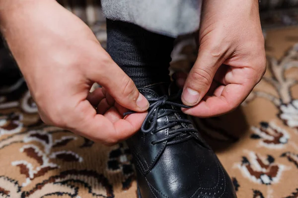 Een man draagt zwarte schoenen in close-up — Stockfoto